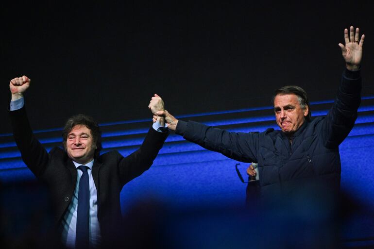 El presidente de Argentina, Javier Milei (i), junto con el expresidente de Brasil Jair Bolsonaro (2019-2022), en la conferencia del Conservative Political Action Conference (CPAC), este domingo en Balneario Camboriú, estado de Santa Catarina (Brasil). 