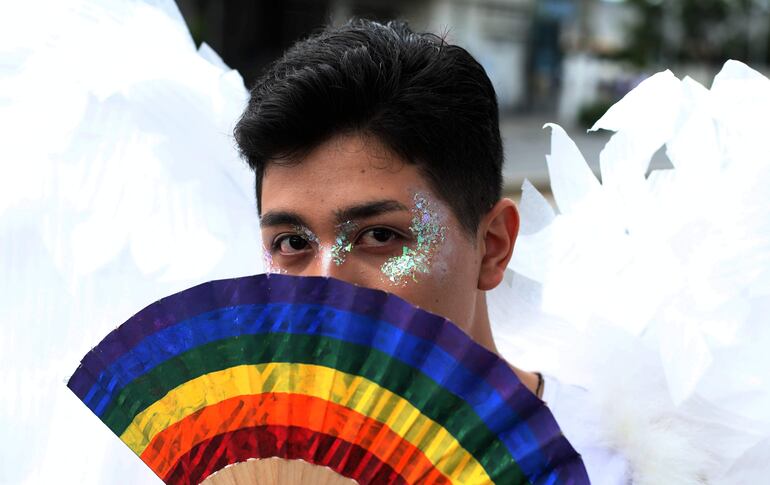  Con coloridos atuendos, extensas banderas y con música, la comunidad LGBTIQ+ se unió a las celebraciones por el Día Internacional del Orgullo, que se festeja mundialmente cada 28 de junio. 