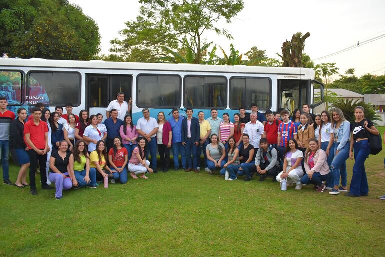 Autoridades municipales y estudiantes de la localidad de Borja durante la presentación del ómnibus.