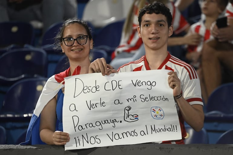 Los hinchas paraguayos en el estadio Defensores del Chaco en la previa del partido frente a Venezuela por las Eliminatorias Sudamericanas 2026.