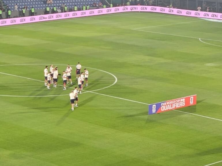 Los jugadores de la selección de Paraguay ingresan al gramado del Defensores del Chaco.