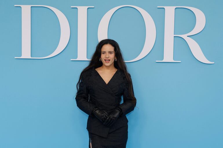 La cantante española Rosalía optó por un look "Total Black" para asistir al desfile de Christian Dior Women Primavera-Verano 2025 en la Semana de la Moda de París.