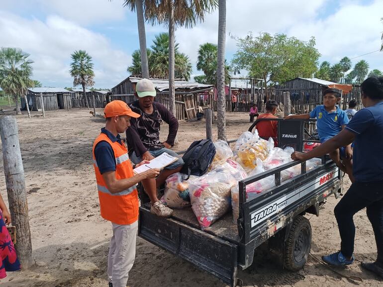 Funcionarios de la SEN realizando la entrega de kit de alimentos a familias de los Tomarahos en la comunidad de María Elena.