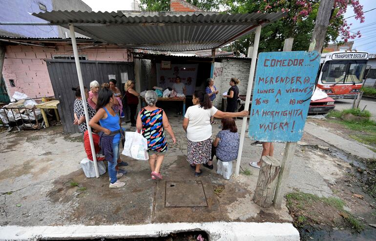 Pobladores aguardan frente a un comedor comunitario "Hormiguitas viajeras", en Buenos Aires. La pobreza y la indigencia golpea a la Argentina.