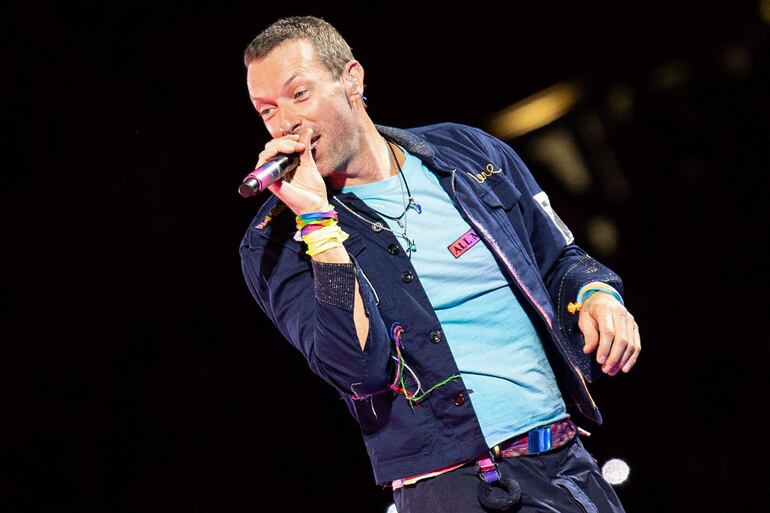 El cantante Chris Martin de la banda de rock británica Coldplay se presenta en el escenario durante un concierto en el Estadio Ernst Happel en Viena, Austria, el 21 de agosto de 2024.