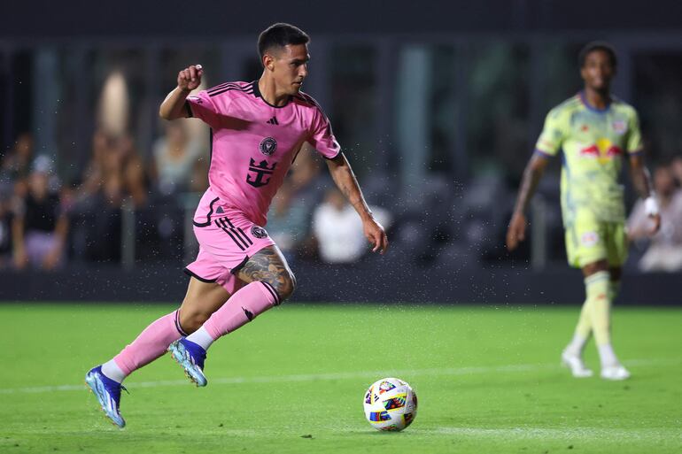 El paraguayo Matías Rojas, jugador del Inter Miami, domina el balón en un partido de la Major League Soccer frente al New York RB.