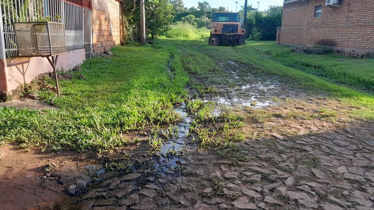 Vecinos del barrio San Jorge de San Antonio viven en medio de basura y agua servida.