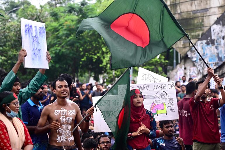 Estudiantes y aspirantes a empleo sostienen pancartas durante una protesta en Dhaka, exigiendo el restablecimiento de la circular del gobierno de Bangladesh publicada en 2018 que abolió el sistema de cuotas en los servicios gubernamentales.