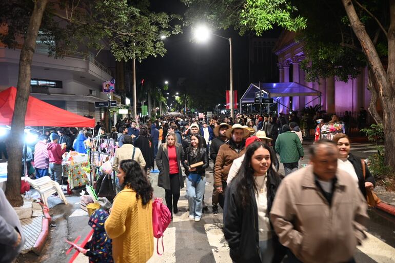 La ciudadanía tomó las calles del microcentro de Asunción para celebrar las fiestas patrias.