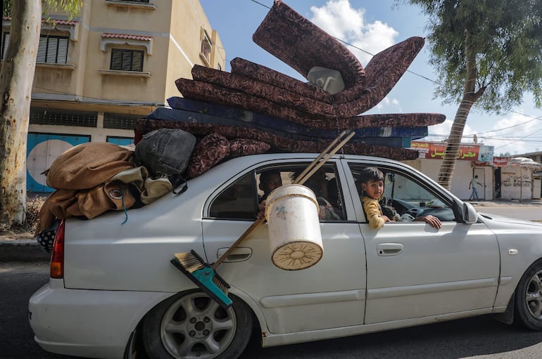 La mayor riqueza que alguien puede tener hoy en Gaza es un botellín de agua, un recurso extremamente escaso para los dos millones de habitantes de la Franja, sumidos en una crisis humanitaria sin precedentes en el enclave.