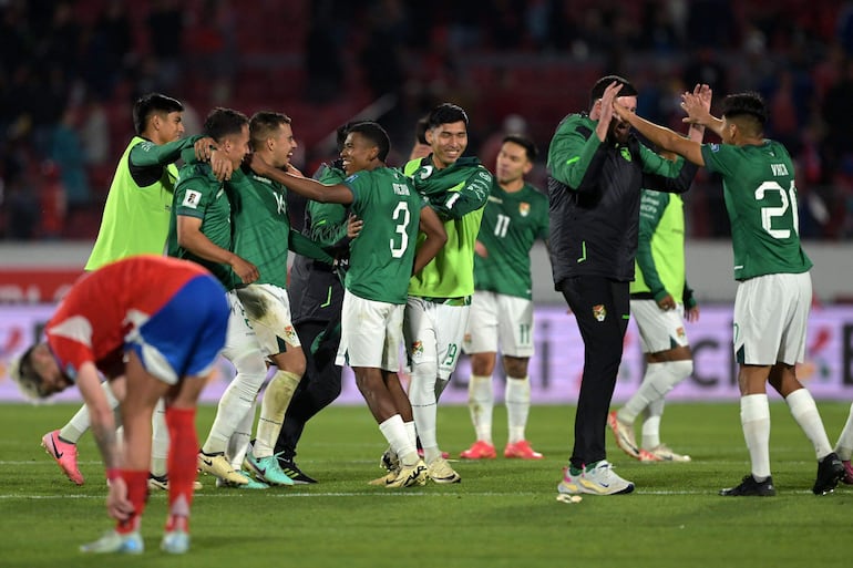 Los jugadores de Bolivia celebran el triunfo frente a la selección de Chile por la octava fecha de las Eliminatorias Sudamericanas 2026 en el estadio Nacional, en Santiago, Chile. 