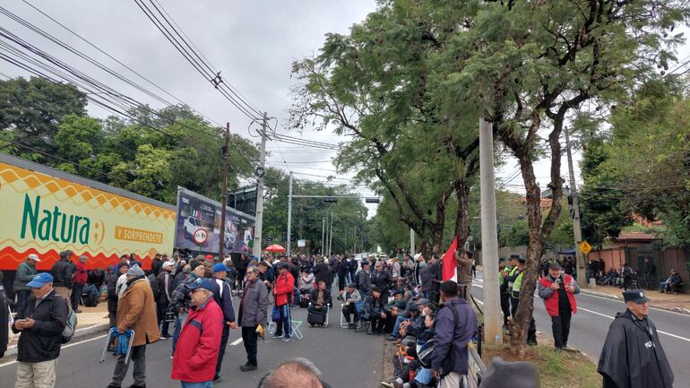 Manifestación de exobreros de Itaipú frente a Mburuvicha Róga, la semana pasada.