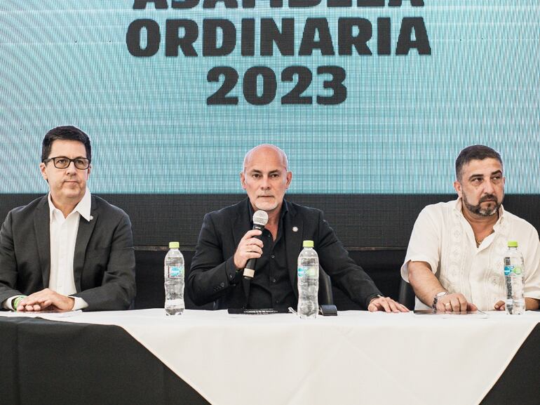 Miguel Cardona (c), presidente de Olimpia, antes de comenzar la Asamblea Ordinaria 2023 en el Salón Blanco del estadio Manuel Ferreira, en Asunción.