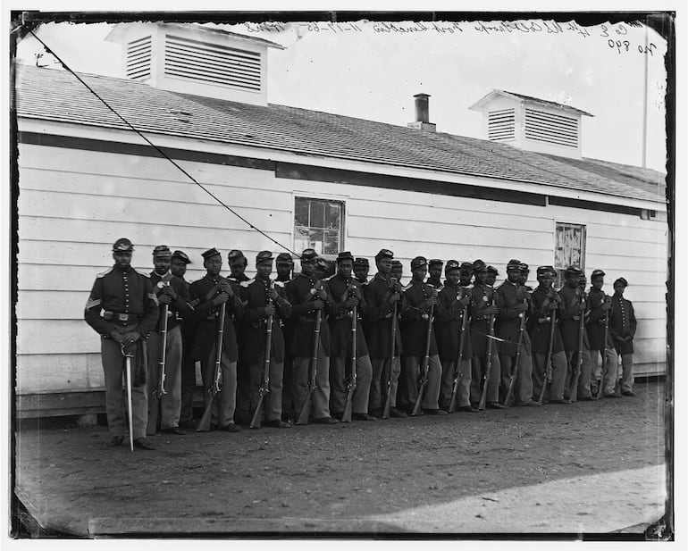 Soldados negros en filas de la Unión (Library of Congress).