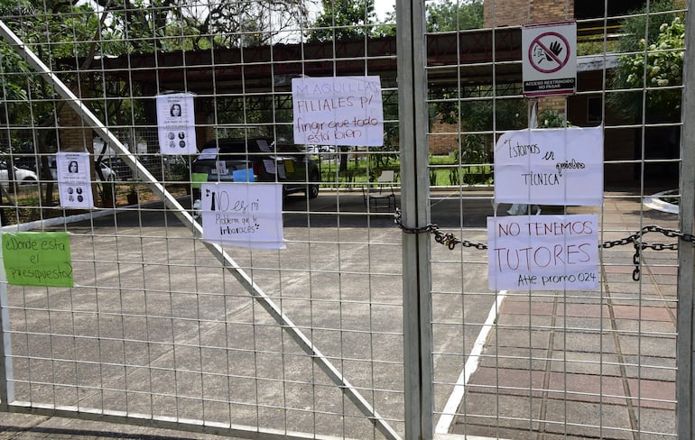 Algunos cuestionamientos de los estudiantes en pancartas pegadas en el portón de ingreso al Decanato de Derecho UNA.