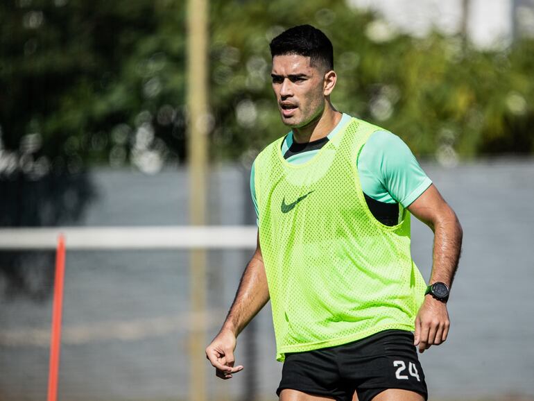 Brian Montenegro, delantero de Olimpia, en el entrenamiento del plantel en la Villa Olimpia.