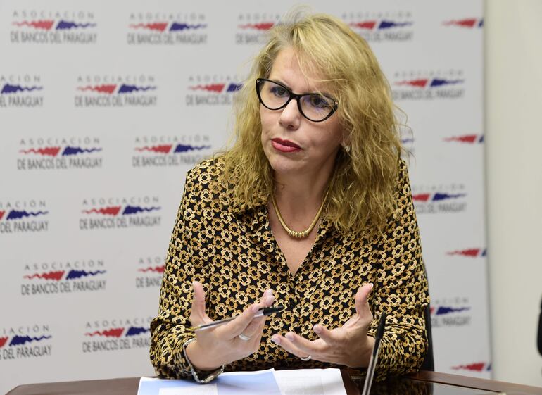 Liz Crámer, presidenta de Asoban.  Paraguay acogerá en noviembre la asamblea anual de la Federación Latinoamericana de Bancos