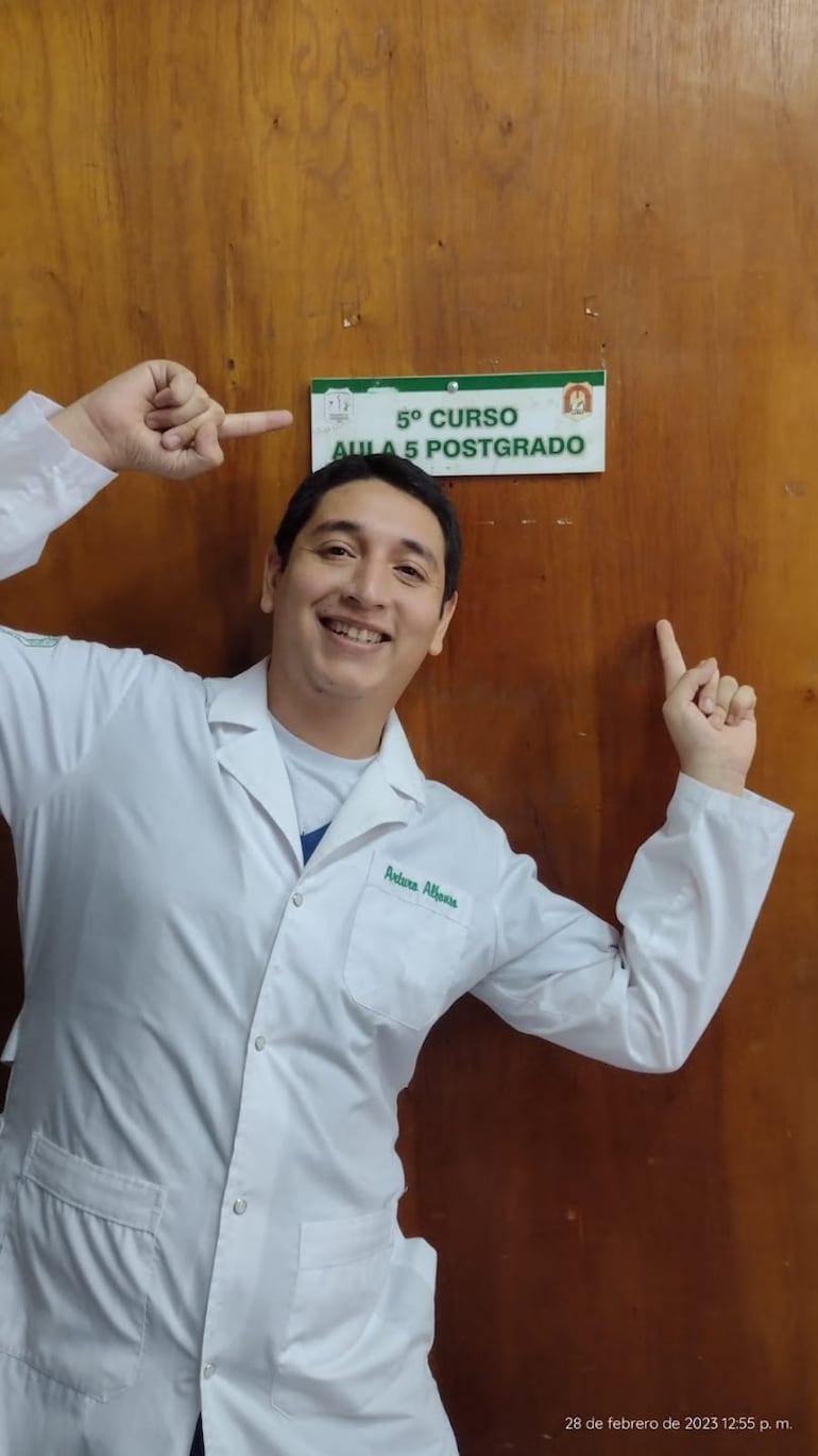 Encarnación: Vendía helados para costear sus estudios y se recibió de médico cirujano.