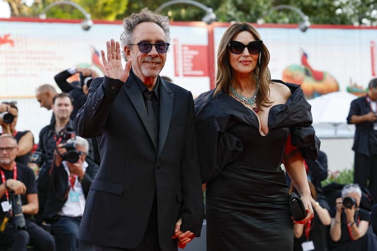 El director estadounidense Tim Burton y la actriz italiana Mónica Bellucci llegando a la proyección de 'Beetlejuice Beetlejuice' en el 81º Festival Internacional de Cine de Venecia. (EFE/EPA/FABIO FRUSTACI)
