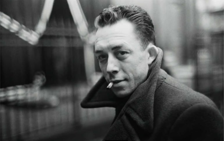 Fotografía de Albert Camus, autor del libro del mes de Ofelia, "El extranjero".