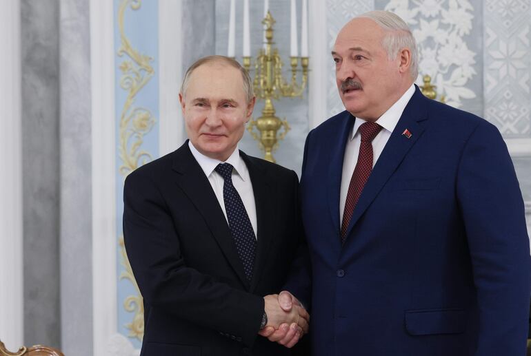El presidente ruso Vladimir Putin (L) y el presidente bielorruso Alexander Lukashenko asisten a una reunión en el Palacio de la Independencia en Minsk, Bielorrusia, el 24 de mayo de 2024.
