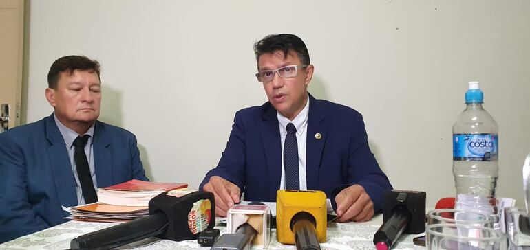 Gustavo Pedrozo y Adolfo Ayala , durante la conferencia de prensa.