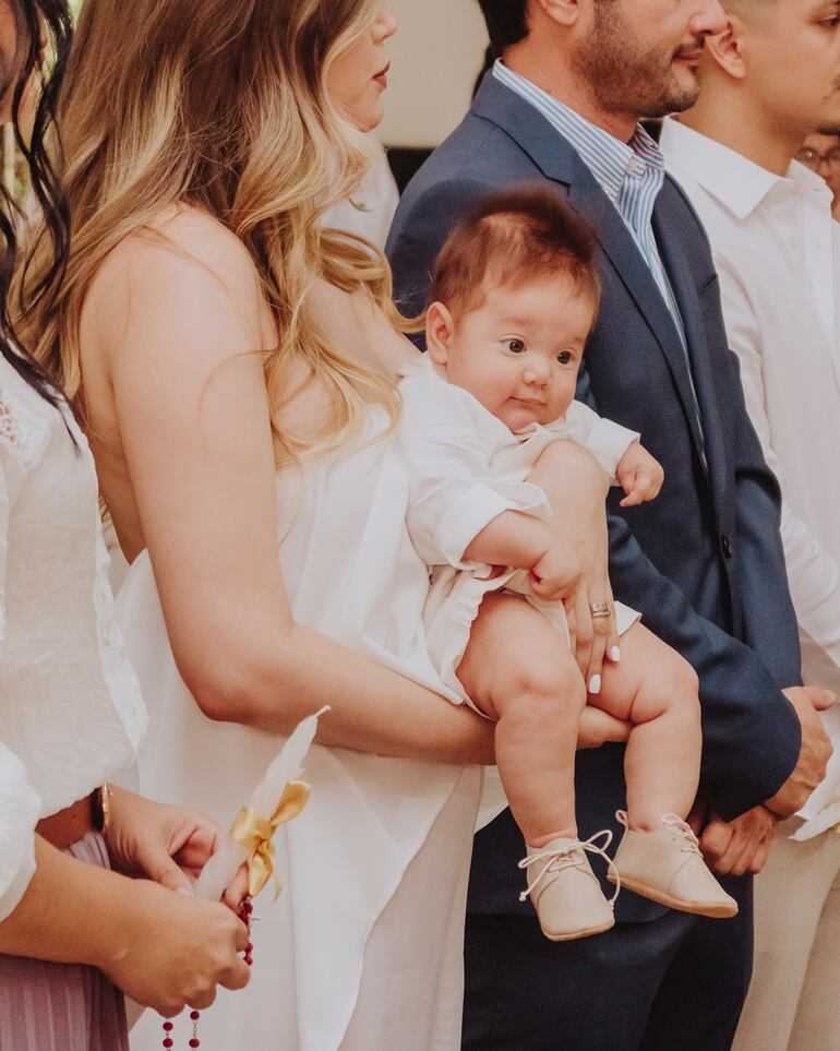 Mauri en brazos de mamá Daisy Lezcano durante la emotiva ceremonia de bautismo. (Instagram/Daisy Lezcano)