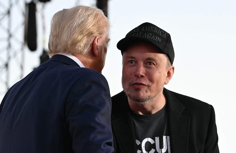 El CEO de Tesla, Elon Musk (derecha), se une al expresidente de EE. UU. y candidato presidencial republicano Donald Trump durante un mitin de campaña.