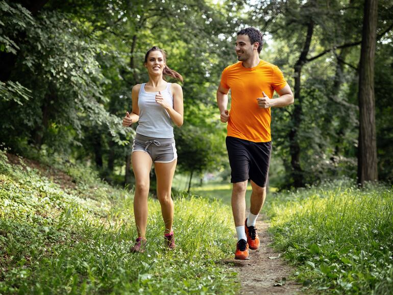 Pareja haciendo ejercicios al aire libre