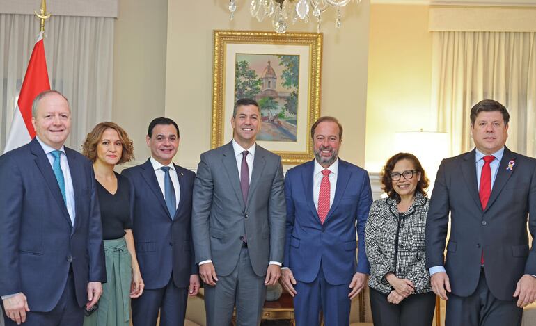 Carlos Valdovinos, Lea Giménez, Rubén Ramírez, Santiago Peña, Alexandre Silveira, Maria Laura da Rocha y Javier Giménez, tras la reunión por la tarifa de Itaipú en Mburuvicha Róga.