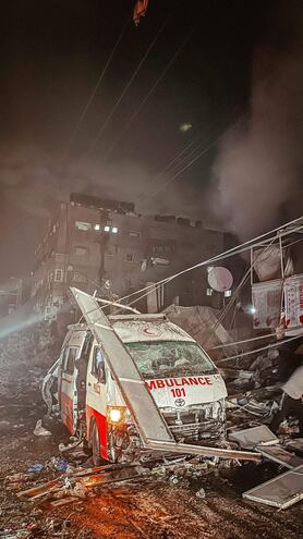 Una ambulancia destrozada en un lugar indeterminado de Gaza. en una imagen publicada por la Media Luna palestina.