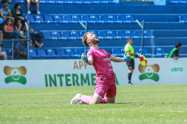 El porteo de Independiente de Campo Grande celebra un gol en el partido contra Sol de América por la ronda 25 de la División Intermedia 2023 en el estadio Luis Alfonso Giagni, en Villa Elisa, Paraguay.