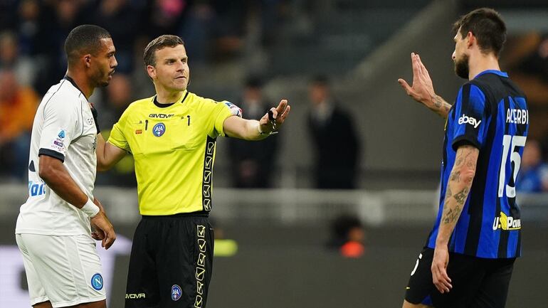 El árbitro Federico La Penna con Juan Jesús y Francesco Acerbi, durante el partido Inter - Napoli.