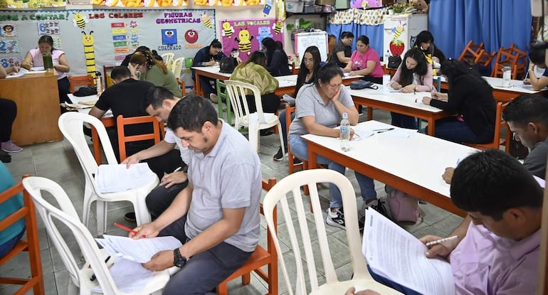 Docentes rinden sobre silla de plástico en el centro regional de Ciudad del Este, ante la falta de pupitres.