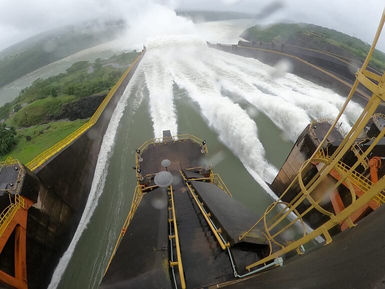 La Itaipú optó por la apertura de seis compuertas de la canaleta izquierda.