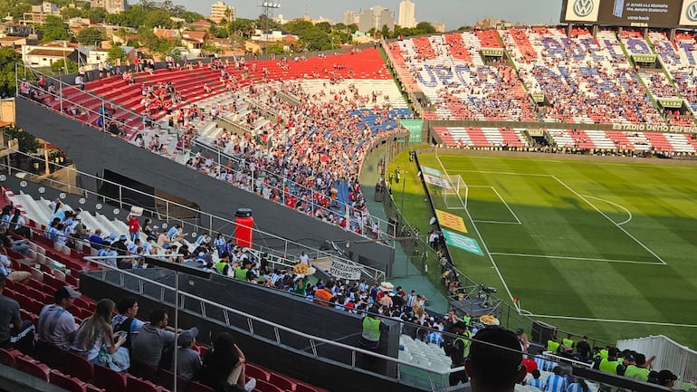 El estadio Defensores del Chaco en la previa de Paraguay vs. Argentina.