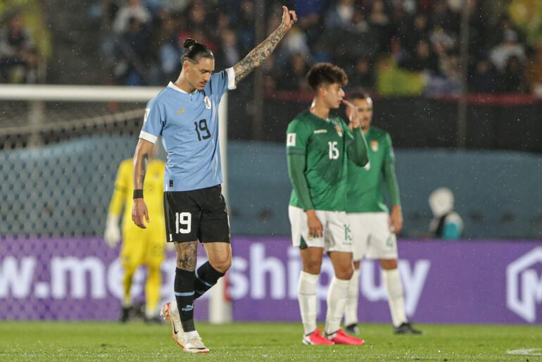  Darwin Núñez de Uruguay celebra su gol hoy, en un partido de las Eliminatorias Sudamericanas para la Copa Mundo de Fútbol de 2026 entre Uruguay y Bolivia en el estadio Centenario en Montevideo (Uruguay). 
