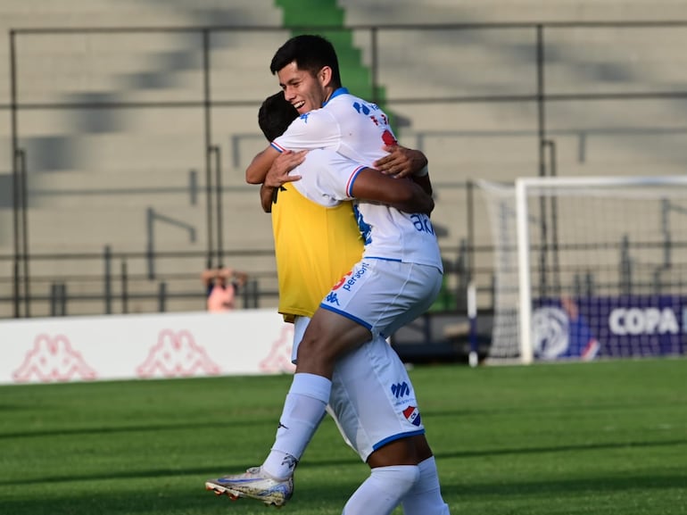 Fabrizio Jara (d), jugador de Nacional, celebra un gol en el partido frente a General Caballero de Juan León Mallorquín por la fecha 17 del torneo Clausura 2024 del fútbol paraguayo en el estadio Arsenio Erico, en Asunción.