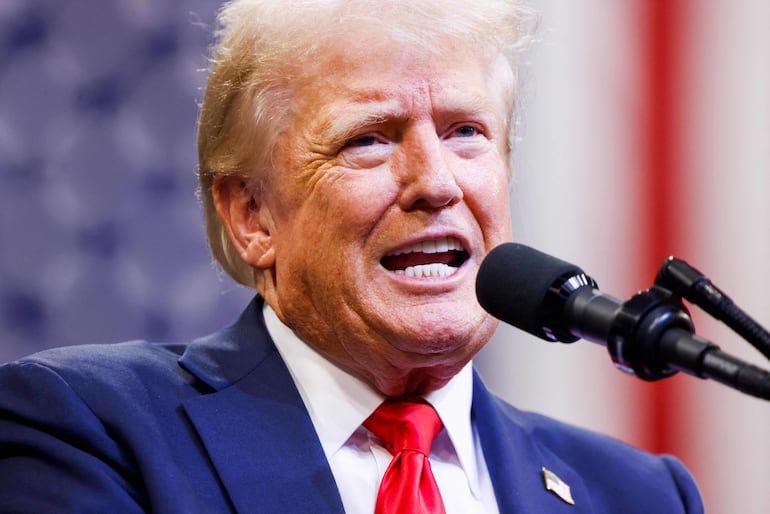 El candidato presidencial republicano, el expresidente de Estados Unidos, Donald Trump, habla en un mitin en Brick Breeden Fieldhouse en la Universidad Estatal de Montana.