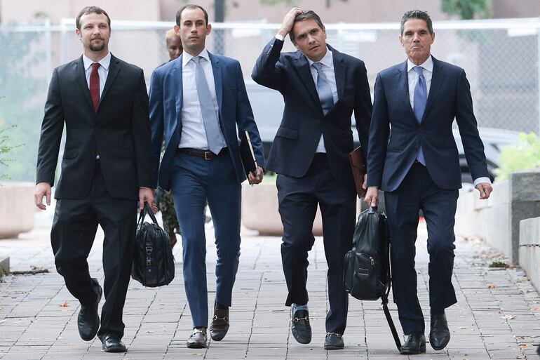 Los abogados del expresidente Donald Tump: Todd Blanche, John Lauro y Gregory Singer llegan a la Corte de Washington, DC.  (AFP)