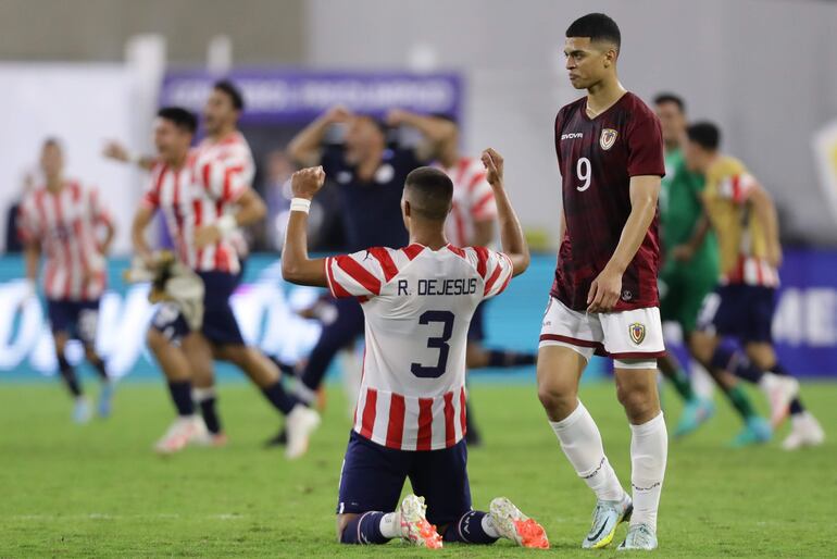 Los jugadores de Paraguay celebran la clasificación a Los Juegos Olímpicos París 2024 y la consagración de campeón del Preolímpico 2024 en el estadio Nacional Brígido Iriarte, en Caracas, Venezuela.