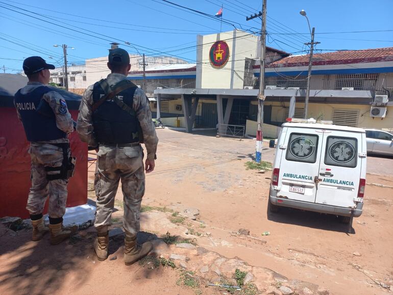 Policías y una ambulancia fuera de la Penitenciaría Nacional de Tacumbú.