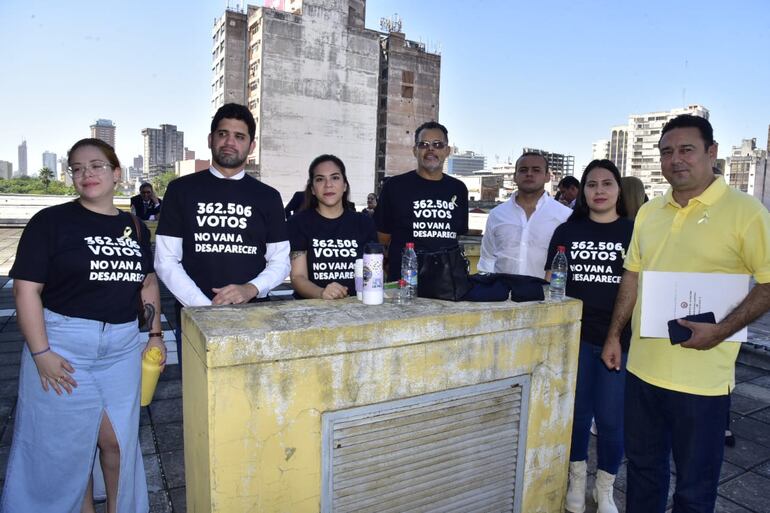 Diputados de la oposición realizaron particular manifestación en la que mostraron cuántos votos obtuvieron en las elecciones.