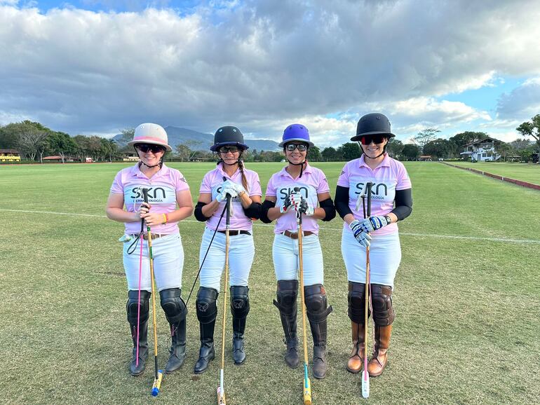 Giuliana Tewes con sus compañeras de equipo: una jugadora de Costa Rica, una estadounidense y una venezolana. (Gentileza)