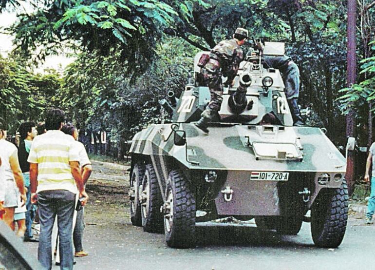 Tanques que recorrían las calles de Asunción la mañana del 3 de febrero de 1989. 