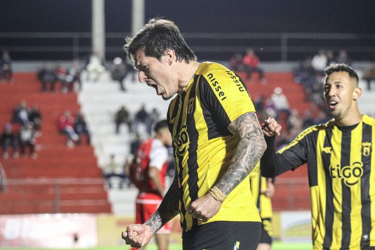 El paraguayo Federico Santander, delantero de Guaraní, celebra un gol en el partido contra General Caballero de Juan León Mallorquín por la octava fecha del torneo Clausura 2023 del fútbol paraguayo en el estadio Ka'arendy, en Juan León Mallorquín.