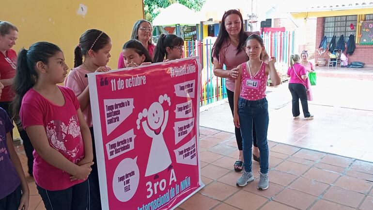 Alejandra Alvarez, del tercer grado turno tarde representó a su profesora Juana Aquino. Sus compañeras la acompañaron y portaron un cartel informativo.