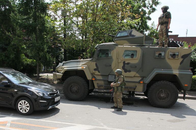 Miembros del grupo Wagner montan guardia en una calle de la ciudad de Rostov-on-Don, el 24 de junio de 2023. 