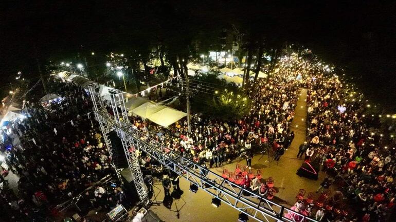 Una multitud asistió a la serenata en honor de la Virgen de la Asunción en Hernandarias. 