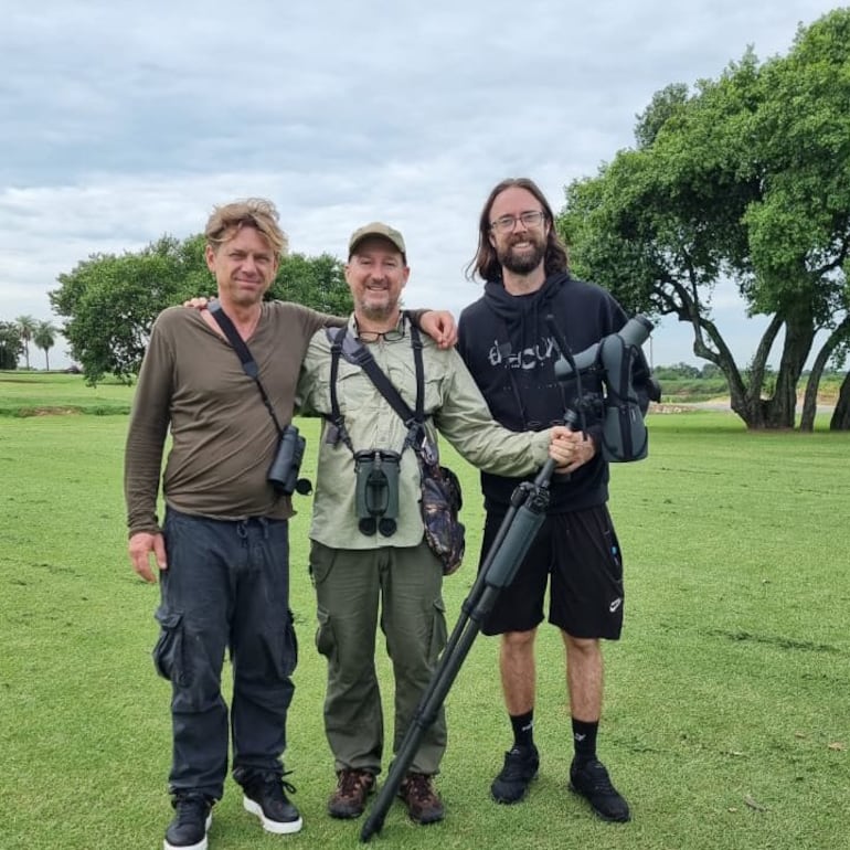 El baterista Jason Cooper, el guía Óscar Rodríguez y el tecladista Mike Lord posan tras la jornada de avistamiento de aves.